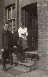 Album007_Officers_visiting_r